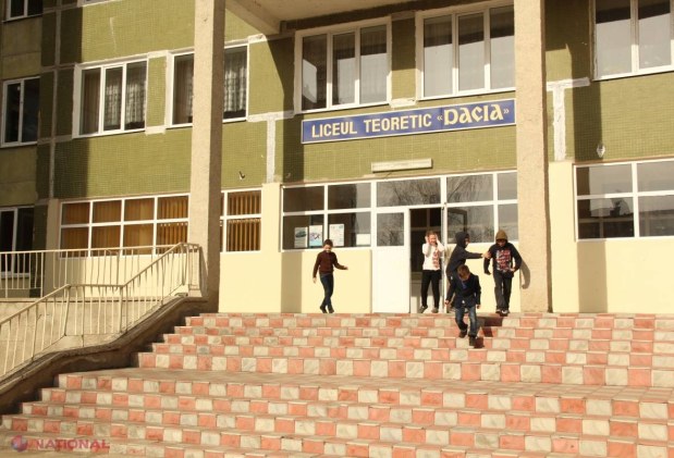 CIFRE ALARMANTE // Peste cinci ani, jumătate din profesori vor fi PENSIONARI. Anual, doar 10 la sută din absolvenții instituțiilor pedagogice se angajează în școli