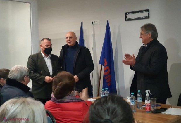 FOTO // PD își CONSOLIDEAZĂ echipa de la Orhei. Noii membri ai echipei au primit legitimații de la ex-premierul Pavel Filip
