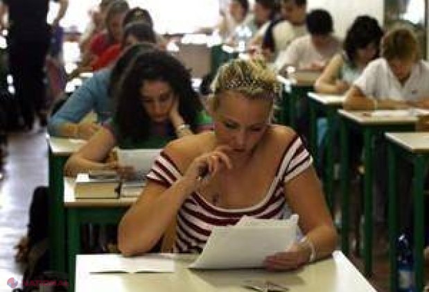 Tot mai puțini studenți în universități