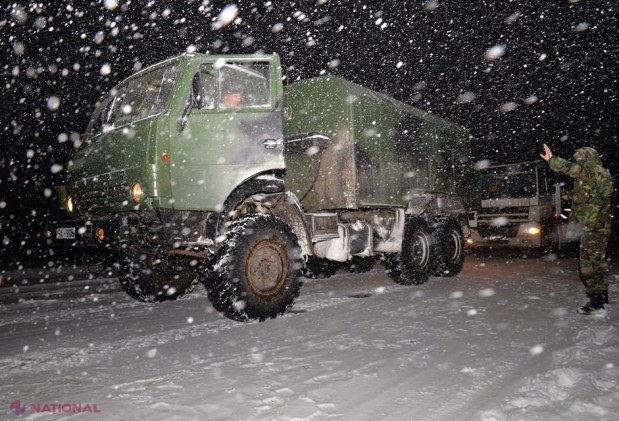 FOTO, VIDEO // Militarii Armatei Naționale au DEBLOCAT din nămeți 42 de unități de transport și 45 de persoane. S-a intervenit și cu tehnică cu șenile