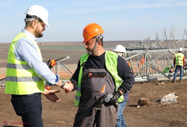 FOTO // Lucrările la linia electrică Vulcănești-Chișinău prind VITEZĂ. Echipa de muncitori a fost suplinită cu 29 de specialiști din Turcia