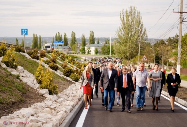 FOTO // Ilan Șor a dat în exploatare, la Orhei, o altă porțiune de drum reconstruit: „În timp ce toți pălăvrăgesc, noi vom continua să lucrăm pentru a îmbunătăți condițiile de trai ale oamenilor”
