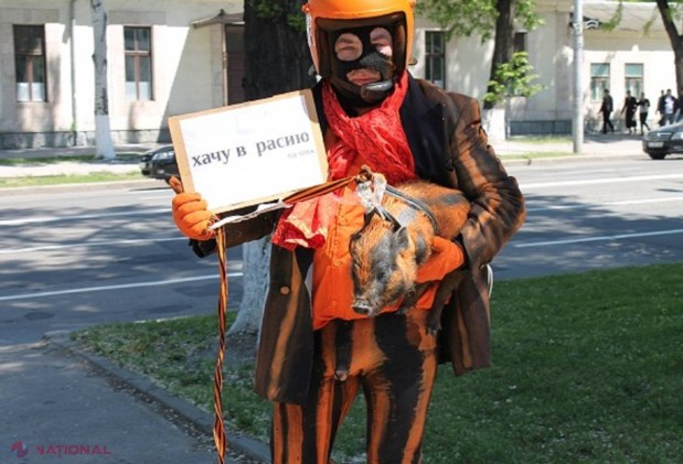 FOTO // Protest INEDIT în fața Ambasadei Rusiei la Chișinău: Mătăsaru a venit cu un „PORC de COLORADO”