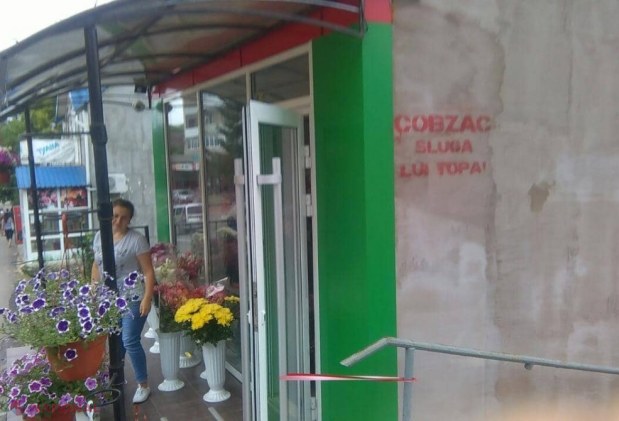 „SURPRIZĂ MARE” pentru un deputat din opoziție: Oraș din R. Moldova, ÎMPÂNZIT cu inscripții denigratoare la adresa sa