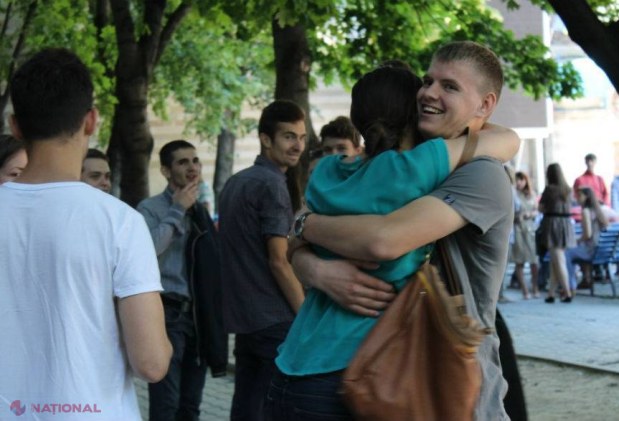 FOTO Între râs și plâns: REZULTATELE de la BAC ale absolvenților, făcute publice astăzi