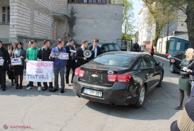 FOTO 7 aprilie // Protest în fața sediului comuniștilor: „Nu uităm!”