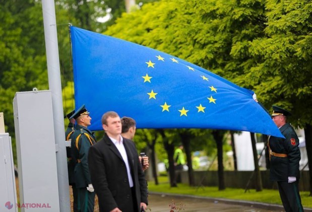 FOTO // Drapelul UE și tricolorul, arborate în fața Guvernului de Ziua Europei
