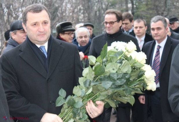REPORTAJ FOTO // Rând la bustul lui Mihai Eminescu, de ziua lui