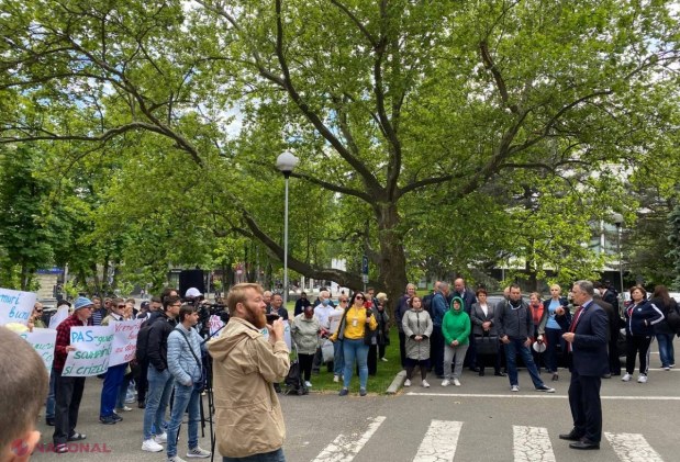 FOTO // Deputații Partidului „ȘOR” și ai PCRM au cerut DEMISIA Guvernului, în cadrul unui flashmob