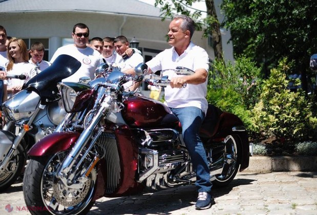 FOTO // Plahotniuc a IDENTIFICAT viitorii lideri ai formațiunii, după care a ÎMBLÂNZIT caii putere ai unei motociclete