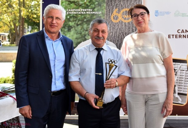 FOTO // Cel mai mare sportiv din istoria R. Moldova, Tudor Casapu, la 60 de ani. Mingireanul, SINGURUL campion olimpic moldovean la o probă individuală, a primit în dar ALBUMUL „Campion pentru eternitatea neamului”