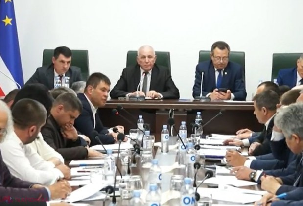 UPDATE // Zeci de persoane se adună în centrul Comratului. Spirite ÎNCINSE la maximum în Găgăuzia, după ce angajații CNA au descins la autoritatea electorală din Comrat. Aleșii locali din Găgăuzia anunța luarea „unei decizii speciale”