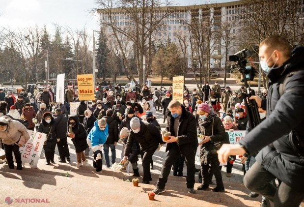 FOTO // „Bani de flori aveți, dar de pensii nu!”. Simpatizanții Partidului „ȘOR” i-a adus flori Maiei Sandu, inclusiv cactuși, pentru „ca să nu cheltuie banii poporului”