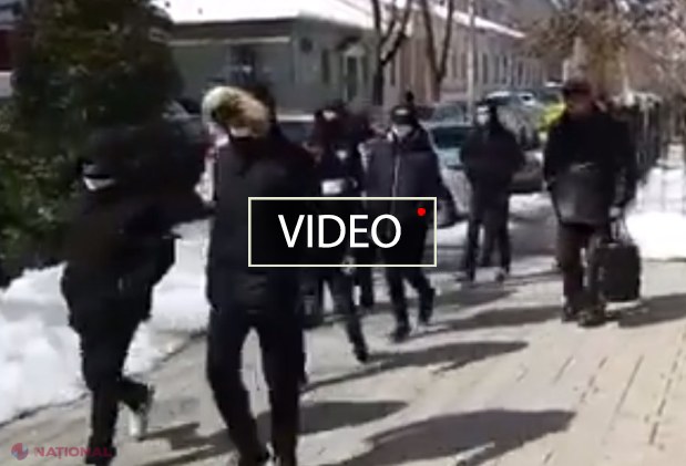 VIDEO // Cu pumnal, cuțit, bâte și măști antigaz: Un grup de provocatori, REȚINUT în timp ce se îndrepta în centrul Chișinăului