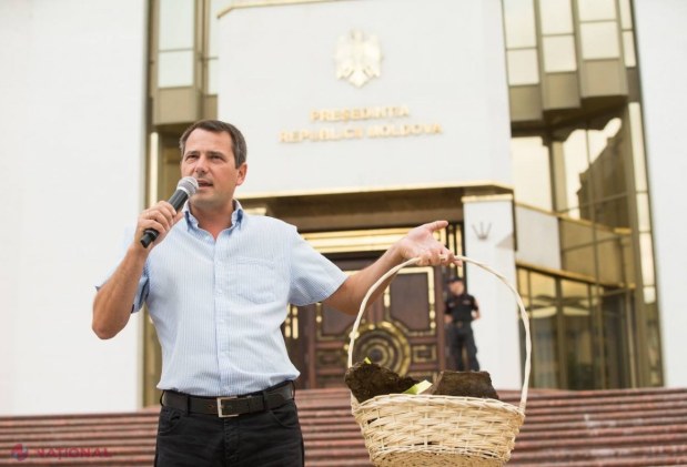FOTO // Flashmob cu TIZIC în fața Președinției. Primarii Partidului „ȘOR”: „Nu mai vrem niciun pic guvernare pe tizic!”