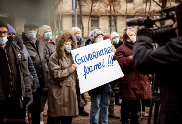 FOTO // „Nu ne luați pâinea de la gură”! Peste o sută de oameni au cerut IEFTINIREA pâinii, în cadrul unui flash-mob organizat la „Franzeluța”