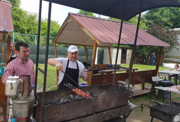 GALERIE FOTO // Festin GASTRONOMIC de excepție, organizat de Liceul „ORIZONT”. Profesorii turci s-au transformat în MASTERSHEFI pentru o cauză nobilă. Banii obținuți vor fi folosiți pentru susținerea persoanelor din familiile social-vulnerabile