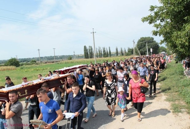 REPORTAJ FOTO // Imagini CUTREMURĂTOARE de la înmormântarea tinerilor din Floreni