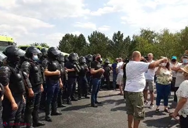 UPDATE, VIDEO // MAI a adus MASCAȚII să-i oprească pe FERMIERI. Agricultorii NU sunt lăsați să intre în Chișinău, sub podul de la Telecentru. În semn de protest au BLOCAT traseul național Chișinău - Hâncești