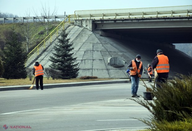 FOTO // La Orhei s-a dat STARTUL curățeniei de PRIMĂVARĂ. Străzile și trotuarele sunt spălate cu ȘAMPON și dezinfectant