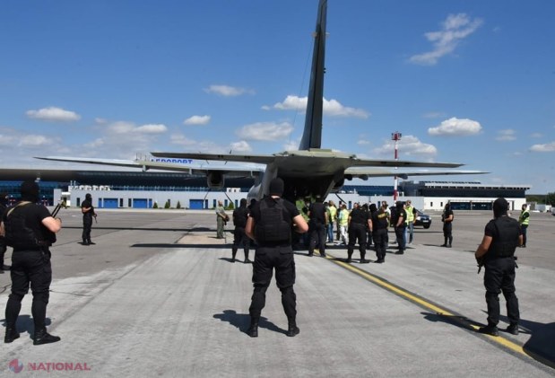 FOTO // Aeroportul Internațional Chișinău a fost împânzit de mascații de la „FULGER”. Șapte moldoveni au fost extrădați în cătușe, la bordul unui avion militar