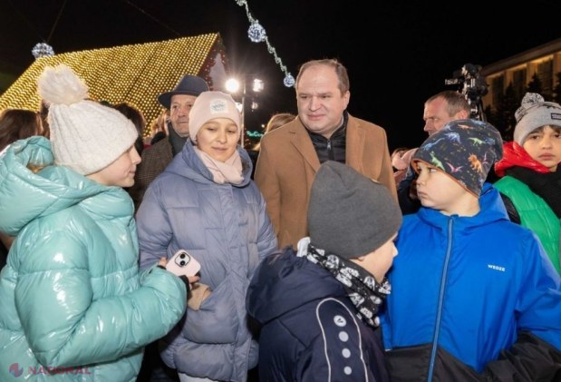 VIDEO // Cadouri dulci de la A.S.I.C.S. pentru copii la bradul de la Târgul de Crăciun din PMAN