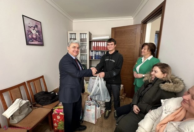 GALERIE FOTO // Elevii Liceului Teoretic „Orizont”, filiala Buiucani, în rol de Moș Nicolae pentru copiii din Vorniceni, raionul Strășeni. Camionul cu DARURI a ajuns la destinație