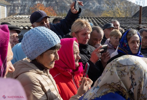 FOTO // Maia Sandu, alături de locuitorii din Naslavcea: „Oamenii au fost nevoiți să treacă prin clipe GROAZNICE”. Resturile RACHETEI rusești au provocat stricăciuni de circa 70 000 de lei localnicilor
