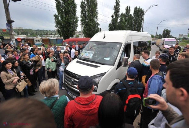 REPORTAJ FOTO // Vânzătorii de la piaţa „Calea Basarabiei”, la proteste: Au spart parbrizul unui microbuz