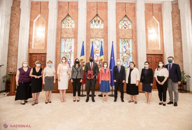 Ambasadorul Statelor Unite ale Americii la Chișinău, Dereck J. Hogan, DECORAT de președintele Maia Sandu