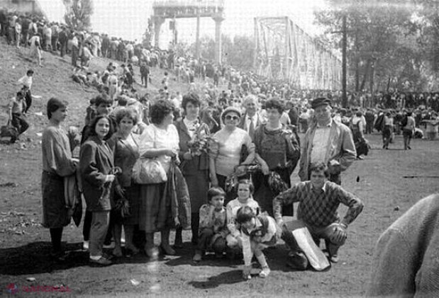 FOTO şi VIDEO DOCUMENT // 26 de ani de la „Podul de Flori”: 1 200 000 de români au trecut Prutul