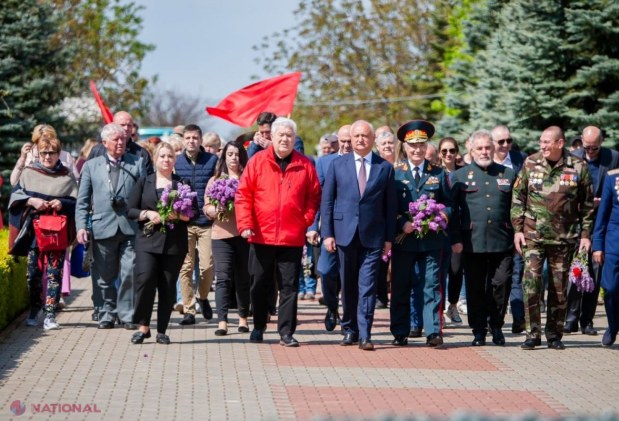 FOTO // Voronin și Dodon se TEM să poarte panglica „Sf. Gheorghe”, asociată cu RĂZBOIUL pornit de Putin în Ucraina. Și ambasadorul Rusiei a evitat să se afișeze cu simbolistica interzisă la Complexul Memorial „Capul de Pod Șerpeni”
