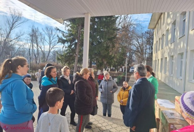 GALERIE FOTO // Elevii Liceului Teoretic „Orizont”, filiala Buiucani, în rol de Moș Nicolae pentru copiii din Vorniceni, raionul Strășeni. Camionul cu DARURI a ajuns la destinație
