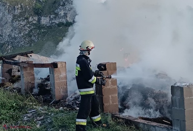 Furajele depozitate într-o stână de la Briceni, mistuite într-un incendiu: Cele 200 de oi și 50 de găini, salvate de pompieri