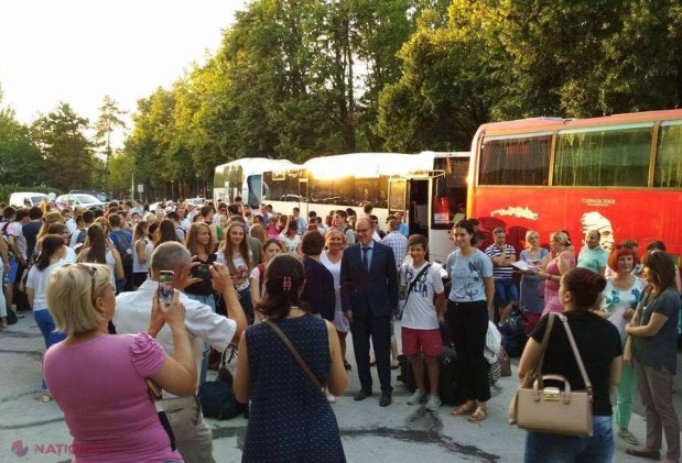 FOTO // 150 de olimpici din R. Moldova au plecat GRATUIT la taberele din România. Ambasadorul Ioniță: „Distracție frumoasă!”