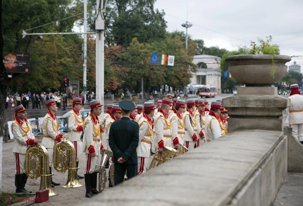 REPORTAJ FOTO // Bunica a bătut toba de Ziua Independenței R. Moldova