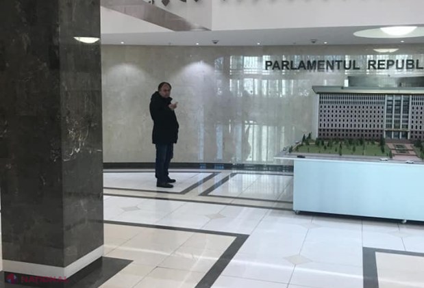 FOTO // Fostul președintele al CSJ, Ion Druță, acuzat de ÎMBOGĂȚIRE ilicită și amestec în procesul de înfăptuire a justiției, pe holurile Parlamentului: „Pe semne că deja a fost „ÎNFIAT” de PSRM”