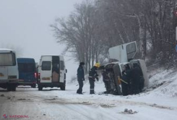 Un microbuz cu pasageri a DERAPAT şi s-a RĂSTURNAT