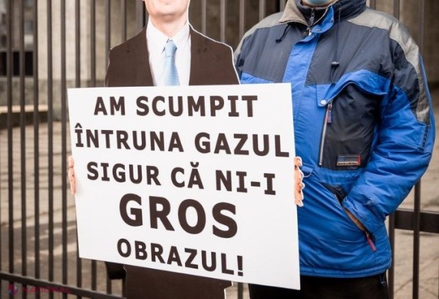 FOTO // Maia Sandu și Igor Grosu, HUIDUIȚI în fața „Moldovagaz”, la o acțiune de protest organizată de Partidul „ȘOR”. Nu au scăpat nici șefii de la „Moldovagaz”, care „se scaldă în salarii grase”