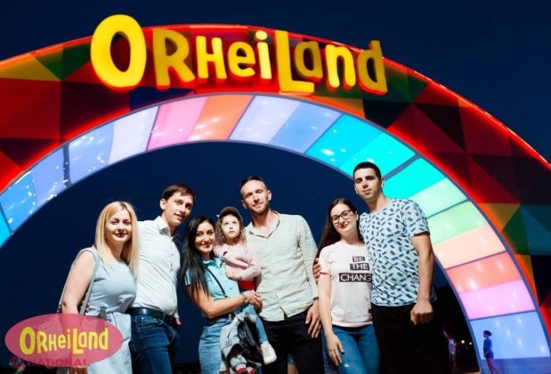 FOTO // „OrheiLand-ul” de noapte – o ATRACȚIE „de milioane”. Astăzi și mâine, complexul din Orhei va găzdui două megaconcerte. Programul pregătit de organizatori