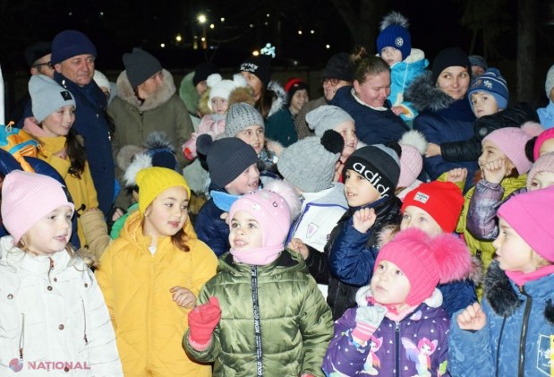 FOTO // Echipa lui Ilan Șor de la Orhei INAUGUREAZĂ pomi de Crăciun în toate cele 74 de localități din raion