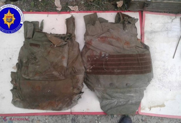 FOTO // Ofițerii SIS au descoperit un lot important de ARME DE FOC și MUNIȚII la un fost polițist