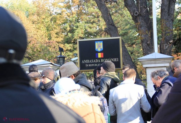 Reportaj FOTO // Cozi IMENSE la secții de vot din Chișinău pentru prezidențialele din România