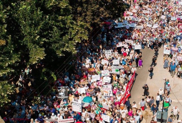 „Jos mâinile de pe magazinele sociale”. Mii de oameni au protestat împotriva intenției PAS, PPDA și PLDM de a lichida magazinele sociale