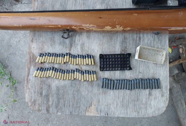 FOTO // Arme și droguri, depistate în gospodăriile a patru bărbați din nordul R. Moldova