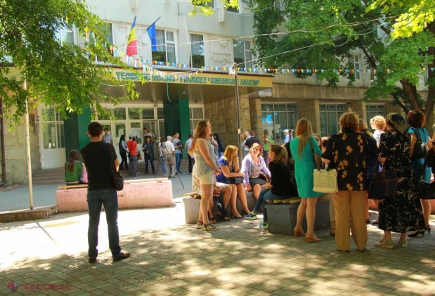 EXCLUȘI // Un absolvent a vrut să TRIȘEZE la examenul de astăzi de la BAC cu telefonul, iar altul avea CĂȘTI