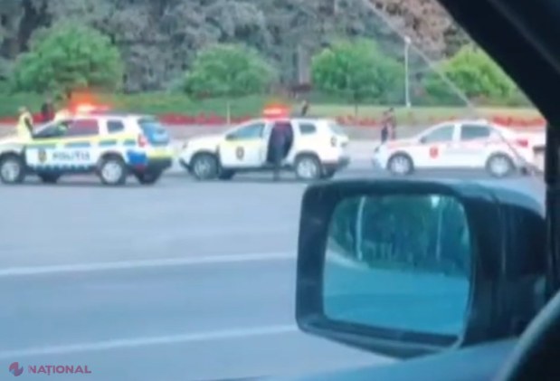 FOTO // Un automobil SUSPECT a fost ABANDONAT în fața clădirii Guvernului R. Moldova. Mașina a ajuns pe scările din apropierea intrării în clădire