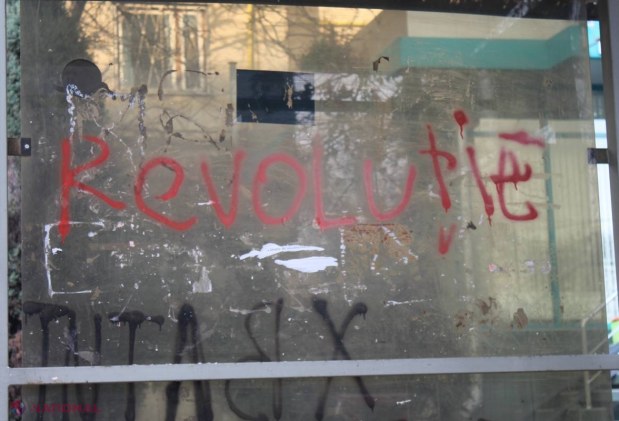 FOTO Lozinci anti-Guvern scrise cu ROȘU la stații au împânzit Chișinăul