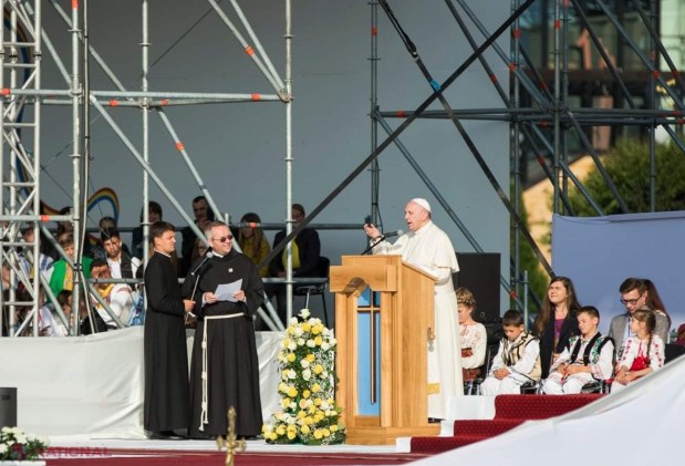 FOTO // Papa Francisc i-a cucerit definitiv pe moldoveni: A recitat din Eminescu şi a salutat mulţimea în limba română. Printre pelerini a fost şi premierul Pavel Filip