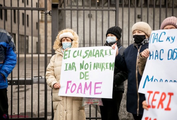 FOTO // Maia Sandu și Igor Grosu, HUIDUIȚI în fața „Moldovagaz”, la o acțiune de protest organizată de Partidul „ȘOR”. Nu au scăpat nici șefii de la „Moldovagaz”, care „se scaldă în salarii grase”